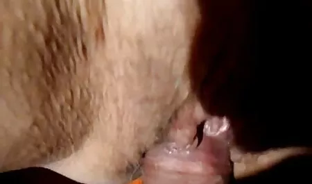 Il ragazzo con gli amici è permesso una ragazza in un cerchio video amatoriali por