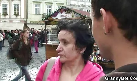 Due busty MILFs compagno con un video trans amatoriali ragazzo