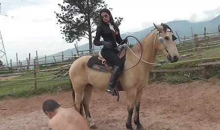 Glamour Macht con grandi tette fa video amatoriali poeno Macht massaggio