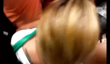 Sesso pornofilm amatoriali con un passante casuale in macchina