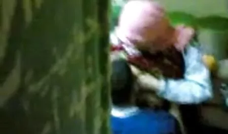 Amiche-lesbiche offrono i video amatoriali casalinghi loro servizi
